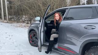 The girl in high-heeled boots realized that the car would not drive up the slippery mountain and she had to climb herself, of course, her heel slipped, she fell and severely injured her leg