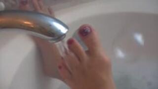 Foot Fetish in the Bathtub - WMV