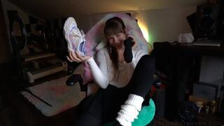 I'm DYING to give you a footjob