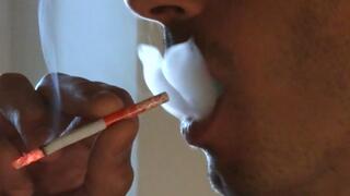 Smoking KISS strawberry superslims 100s super closeup