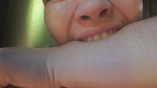 Las desnudos a luz brillante del sol, dan un recorrido por mis dientes y boca