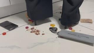 Marina danse sur des friandises et divers objets avec ses escarpins