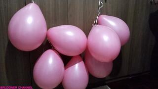 Balões rosa estourando com isqueiro