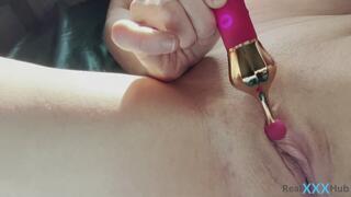 Auburn Reign upclose using a toy to rub her clit and fuck her pussy