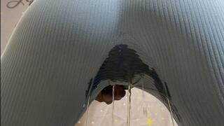 Rowanie Pee in tight gym shorts