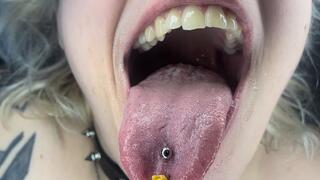 MOV TINY MAN SNEAKS ONTO MY BOYFRIEND COCK DURING BLOWJOB vore giantess unaware giantess glitterqueen1999