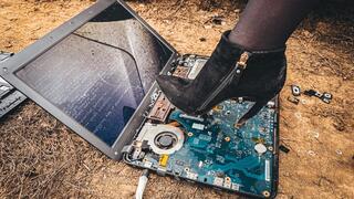 CRUSH Crushed a laptop with high heels