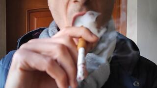 Smoking Muratti Red 100s with wooden holder 180325 4K SLOW