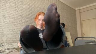 Dusty, stinky feet in pantyhose!