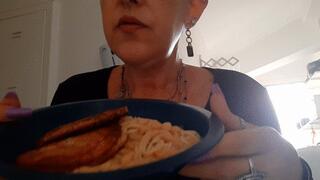 Smoking while eating