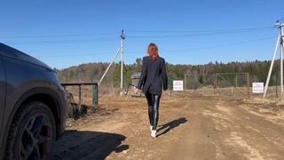 The girl in white sneakers Michael Kors loves to crash all her branded shoes, she walks on a very dirty road and her white sneakers turn brown almost immediately