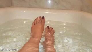 Dark Brown Toenails And Wet Feet In Bathtub