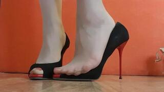 shoeplay, high heels bending, high heels crush, high heels wrecked, high heels stomp