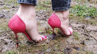 Santa cruz high heels sandals in mud, santa cruz stuck in mud, high heels wrecked in mud, wet sandals, dirty feet
