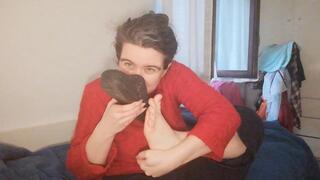 Slippers and feet that smell like rotten cheese!