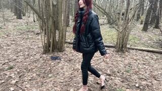 A girl in high-heeled shoes got a little lost in the woods, her My leg twisted and was seriously injured