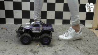 Rc-Car under Sneakers 2