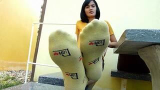 yellow socks and bare feet Sumi