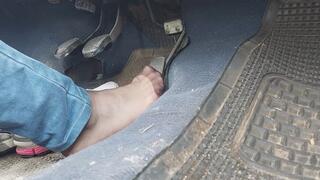 Piedi sudati in collant e sneakers