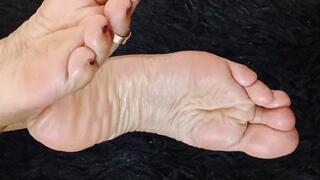 What a way to show off your wrinkled soles (3)