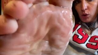 Mi lecco i piedi e ci sputo sopra