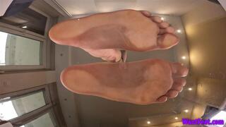 Andrea Barefoot Giantess - Big Feet - HD MP4