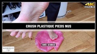 Crush plastique pieds nus 4K