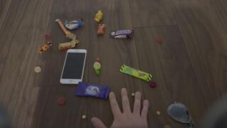 Écrasement de friandises et d’objets avec des talons hauts