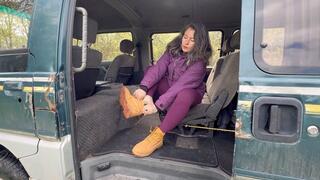 timberland boots without socks hiking in the forest m0