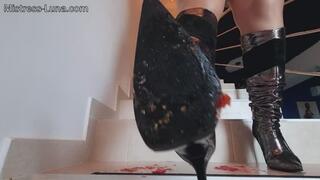 Watch out, I'm crushing you! starring Mistress Luna