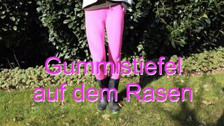 With rubber boots on the lawn - Mit Gummistiefeln auf dem Rasen