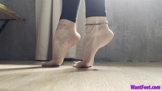 Tiptoe Highly Arched Feet - HD MP4