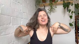 she will tickle her armpits with feather m0