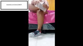 Brig_Sexi_Hot itches feet in white kitty socks