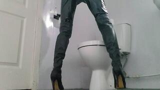 Executrix: Toilet Before A Mission (mkv)