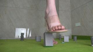 Snowy female giant stomps on the city, high heels stomp on buildings with beautiful feet!