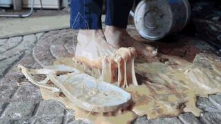 Sticky Trap in the Garage MP4 (1920x1080) FHD