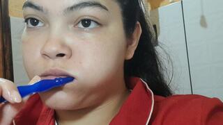 Sexy Curvy Girl Brushing Her Teeth – Foamy Mouth Fetish