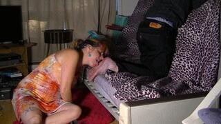 Olga worships man's feet (mp4)