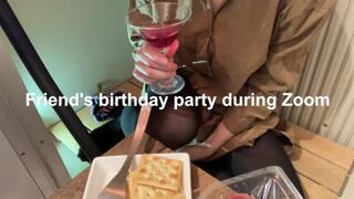ズームで友達の誕生日会中、尿意を催しバレないように少しずつおもらしするも
