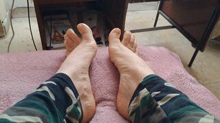 SEXY NATURAL FEET TEASING