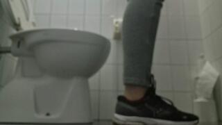 The Hilarious Bathroom Incident: Nicoletta’s Joyful Adventure with Unexpected Sounds in a Public Restroom 720HD