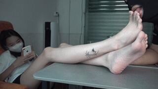 The goddess Tingting humiliated the boss, licking and sucking her toes!