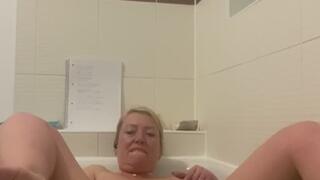 Watch me in the bathtub make myself cum for daddy