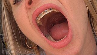 Sexy legs in a black skirt! MP4