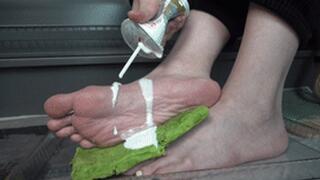Tingting Goddess beautifully steps on bread and yogurt!