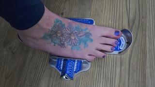 Worlds largest female feet measuring