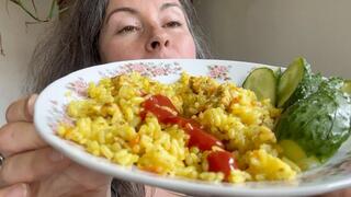 as usual she had a very tasty dinner, she chewing with wide open mouth Av