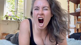 loud wide yawning m0