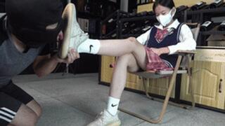 Tingting Goddess's beautiful feet humiliation, licking feet and stepping on the soles of shoes!